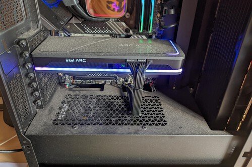 Interior de computadora con acumulación de polvo en ventiladores y disipadores