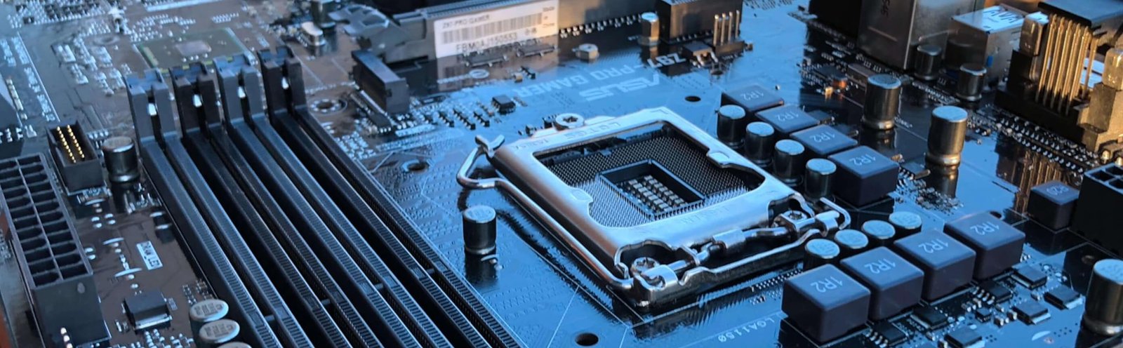Diagrama de una motherboard mostrando procesador, memoria RAM, SSD M.2, ranuras PCI Express y conectores principales